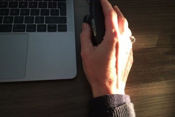 Werkplekdeskundige Yvette Schoorl test de UniMouse