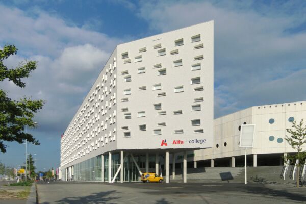 Enno fietst achter zijn bureau