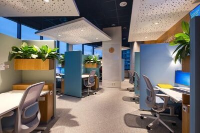 Open werkzone met akoestische plafondeilanden, ergonomische stoelen en planten – projectinrichting gericht op focus en comfort.