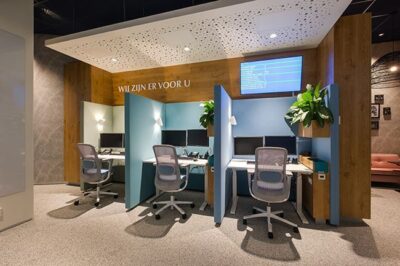 Individuele werkplekken met akoestische scheidingswanden en ergonomische stoelen – ontworpen voor concentratie en privacy in een gedeelde ruimte.