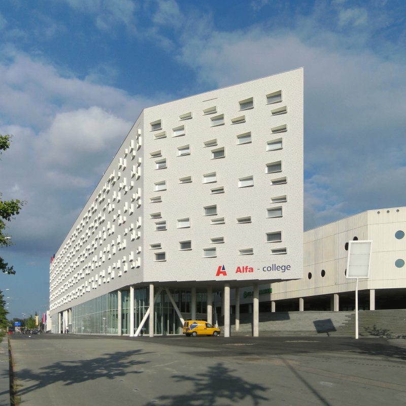 Enno fietst achter zijn bureau