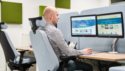 Waarom rug- en schouderklachten zo vaak voorkomen op kantoor (en hoe je ze voorkomt)