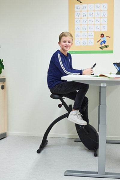 Waarom kiezen voor ergonomische hulpmiddelen in klaslokalen? Ontdek hoe deze bijdragen aan betere concentratie, prestaties en welzijn van leerlingen.
