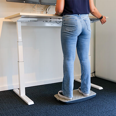Ontdek de voordelen van een zit sta bureau