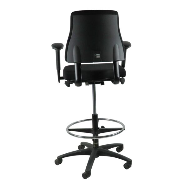 Ergonomische baliestoel BMA Axia met voetsteun en armleuningen, voor optimaal zitcomfort.