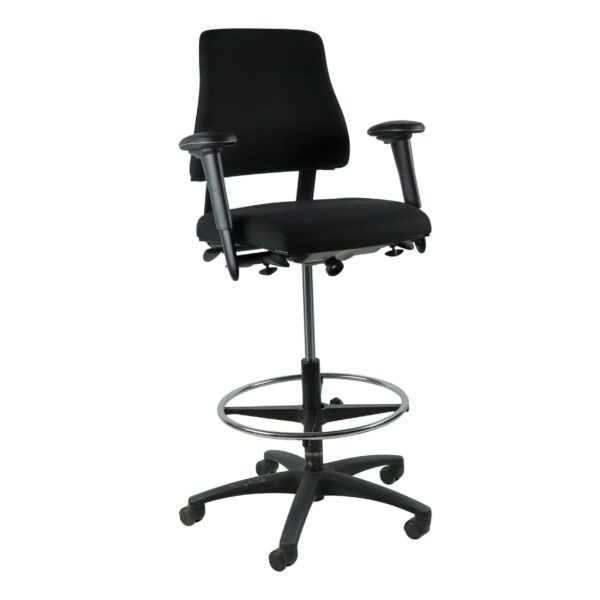 Ergonomische BMA Axia baliestoel met verstelbare zithoogte en voetenring.