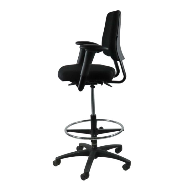 Zijaanzicht van de ergonomische BMA Axia baliestoel met armleuningen en voetsteun.