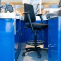 Ergonomische BMA Axia baliestoel in gebruik bij een balie, met verstelbare zithoogte en voetenring.