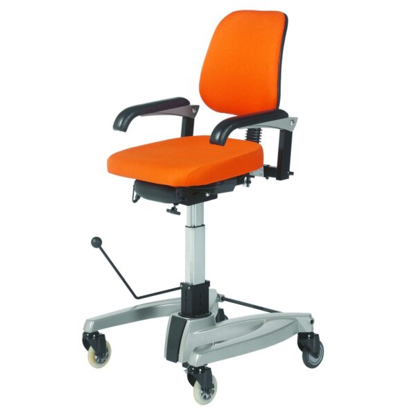 Hoge oranje LeTriple trippelstoel met stabiel onderstel en instelbare zithoogte voor extra bereikbaarheid.