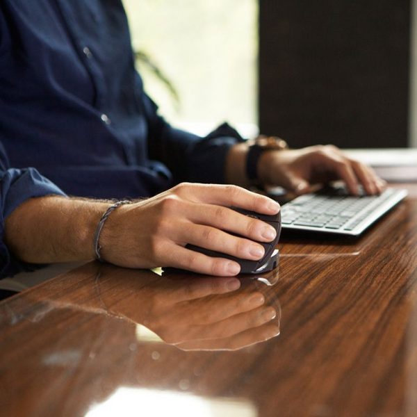 ergonomische muis in gebruik