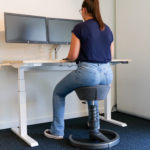 Beweeg en voorkom klachten met het E2T Zit-sta bureau voor gevarieerde werkhouding.