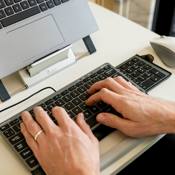 Het toetsenbord wordt gebruikt in een ergonomische werkplekopstelling.
