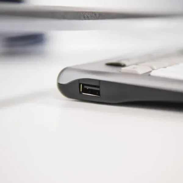 Detail van de USB-poorten op het S-board 840 toetsenbord