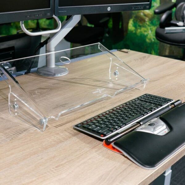 Ergonomische documenthouder op een bureau met toetsenbord en monitor.