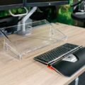 Ergonomische documenthouder op een bureau met toetsenbord en monitor.