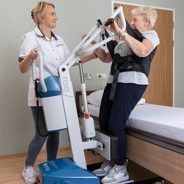 Zorgverlener gebruikt de actieve tillift Esense Rise actieve tillift tijdens transfer