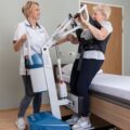 Zorgverlener gebruikt de actieve tillift Esense Rise actieve tillift tijdens transfer