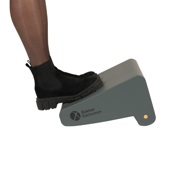 Bakker Elkhuizen FootRest No.3 voetensteun onder bureau in gebruik