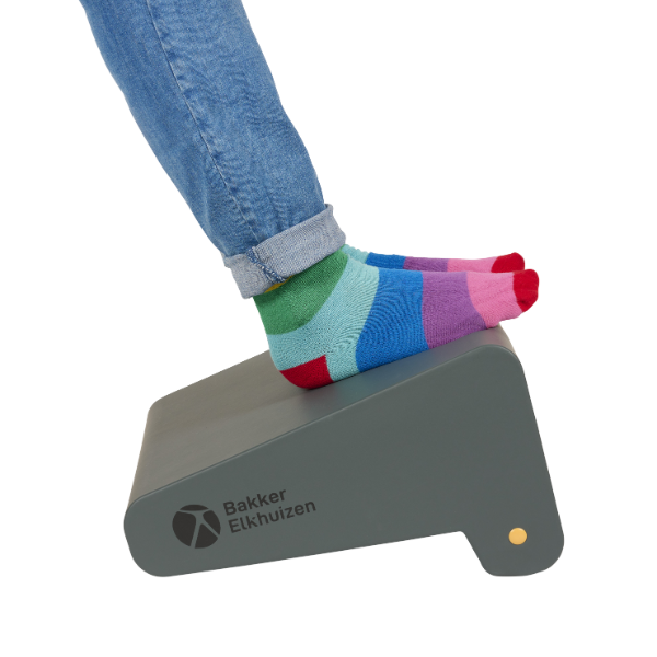 Voeten op FootRest No.3 tijdens werkdag op kantoor