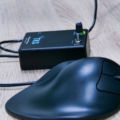 iTremor Mouse op een bureau naast een handshoemouse