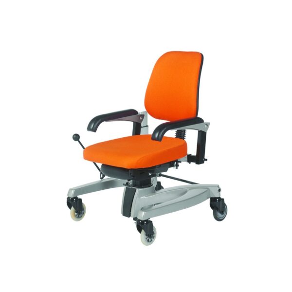 Oranje LeTriple trippelstoel met ergonomische zitting en verstelbare functionaliteiten.