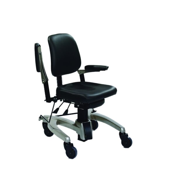 Zwarte LeTriple trippelstoel met hoge rugleuning en draaibaar onderstel voor optimale beweegvrijheid.