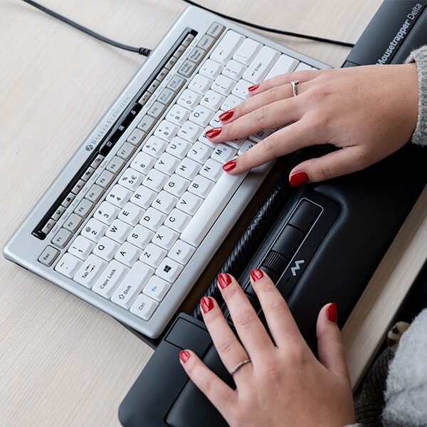 Gebruiker werkt met de Mousetrapper Delta Rollerbar aan een ergonomische werkplek