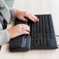 Gebruiker werkt met de Mousetrapper Delta Rollerbar aan een ergonomische werkplek