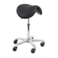 Schuin vooraanzicht van de Score Jumper zadelkruk met ergonomische vormgeving en kantelbare zithoek
