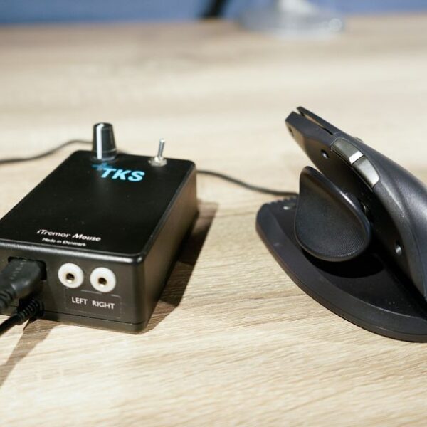 iTremor Mouse op een bureau naast een ergonomische muis
