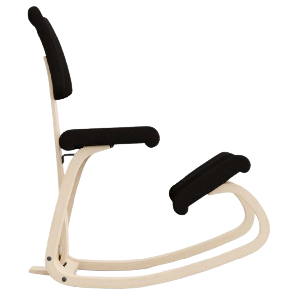 Schuin vooraanzicht van de Varier Variable Plus balansstoel met ergonomisch ontwerp en knie-ondersteuning.