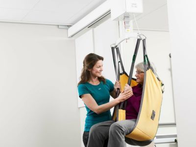 veilig gebruik van plafondlift met cliënt en zorgverlener